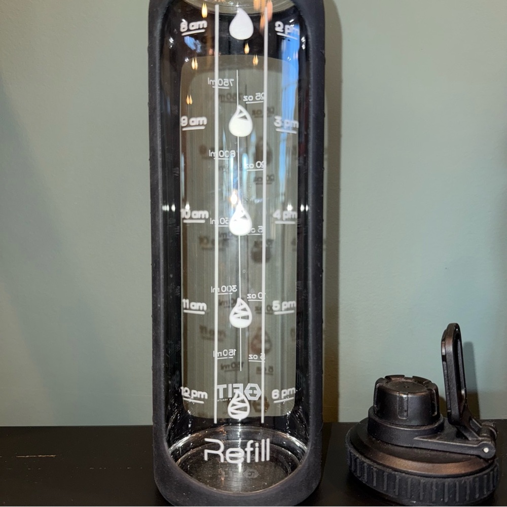 NWOT- FIT -32 oz Glass Water Bottle with 2 Lids, Time Marker, Silicone Sleeve - Picture 11 of 16
